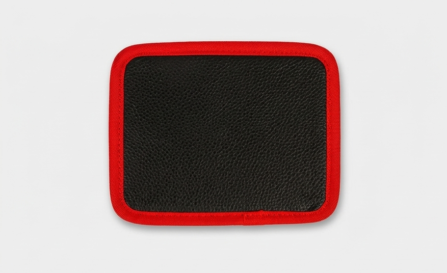 Tapis aimanté noir à liseré rouge, vue de dessus