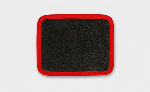 Tapis aimanté noir à liseré rouge, vue de dessus