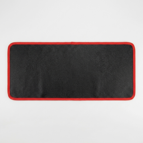 Tapis aimanté de mécanique noir à liseré rouge, vue de dessus