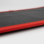 Épaisseur et liseré rouge du tapis aimanté MecaKit, vue de profil