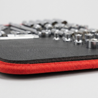 Vue de près, Clés et douilles retenues sur un tapis aimanté de mécanique