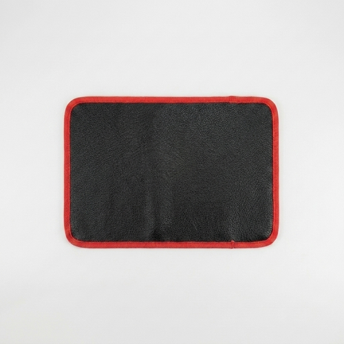 apis aimanté de mécanique noir à liseré rouge, vue de face