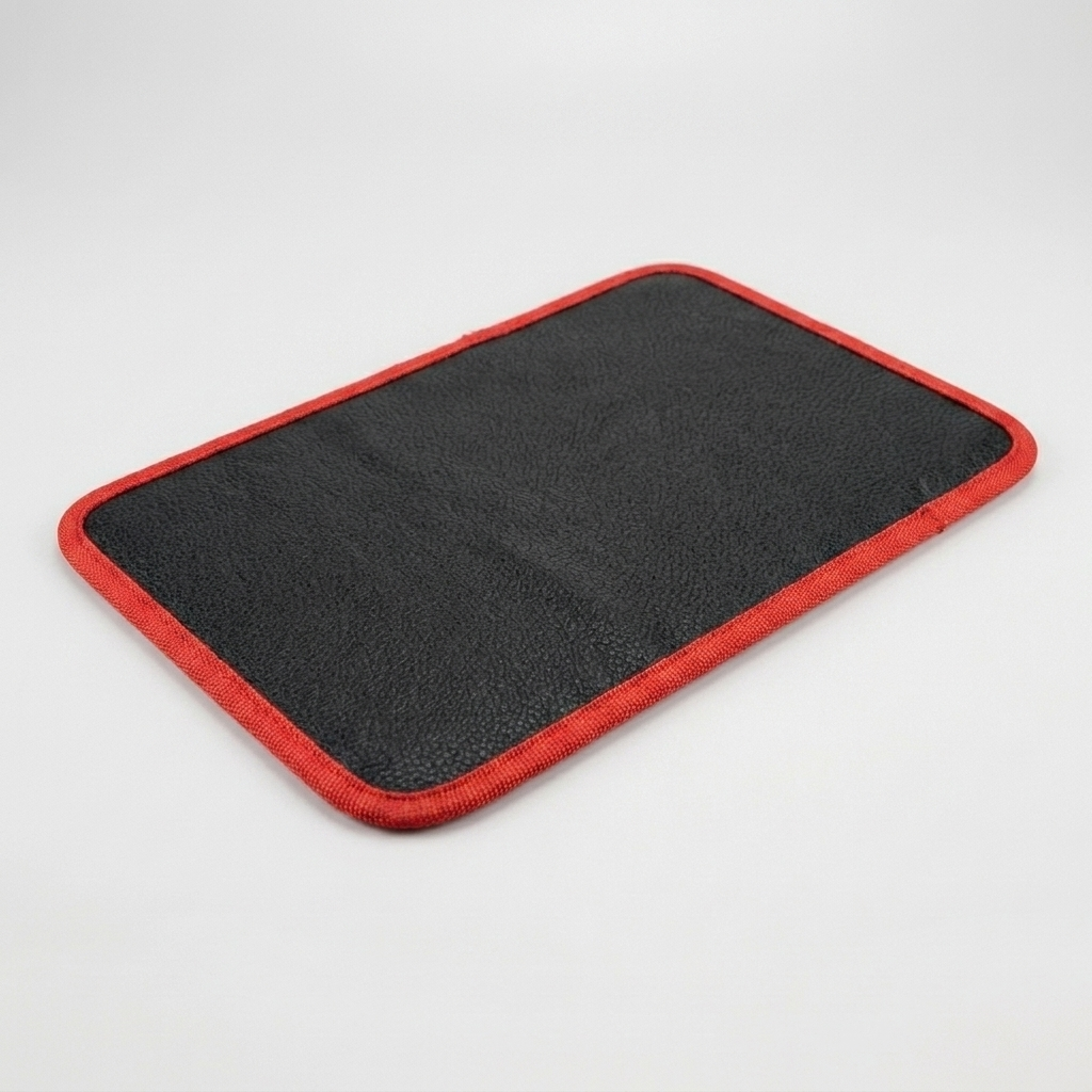 Tapis aimanté noir et rouge, vue de trois quarts sur fond clair, 32cm*24cm