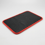 Tapis aimanté noir et rouge, vue de trois quarts sur fond clair, 32cm*24cm