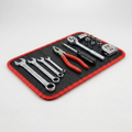 Tapis aimanté noir et rouge, vue de trois quarts sur fond clair, 32cm*24cm avec outils