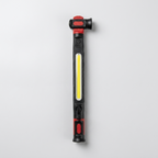 Lampe d'atelier LED COB noire et rouge vue de face, bandeau lumineux central allumé et bouton d'alimentation