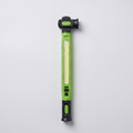 Lampe d'atelier LED COB rechargeable à base aimantée, debout sur fond clair