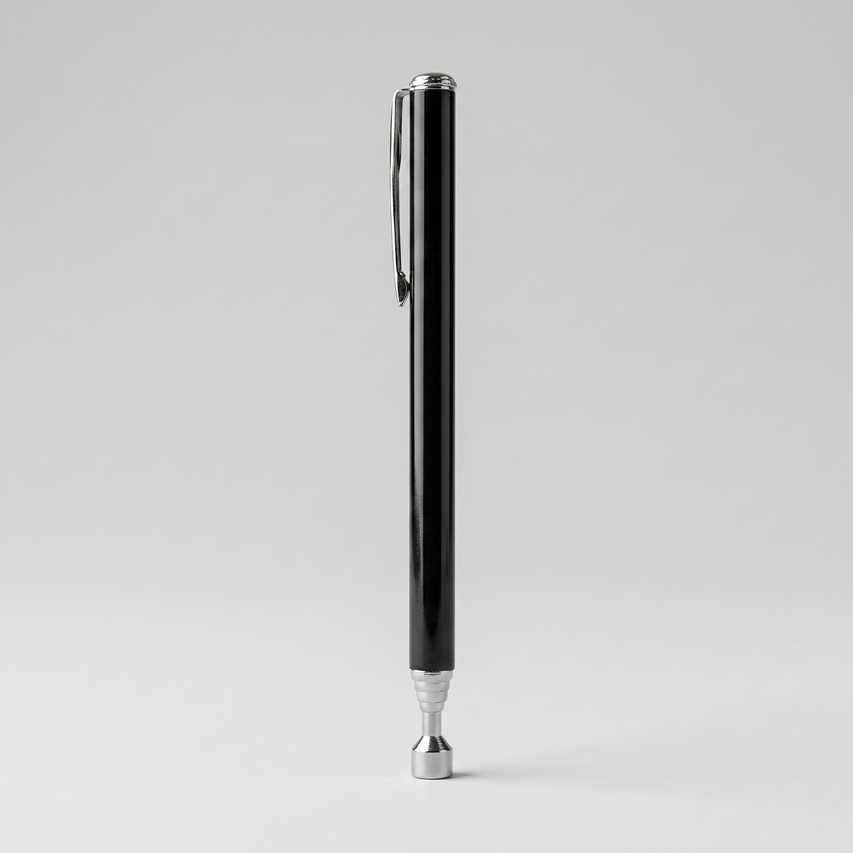 Récupérateur magnétique format stylo, noir, clip de poche, vue debout.